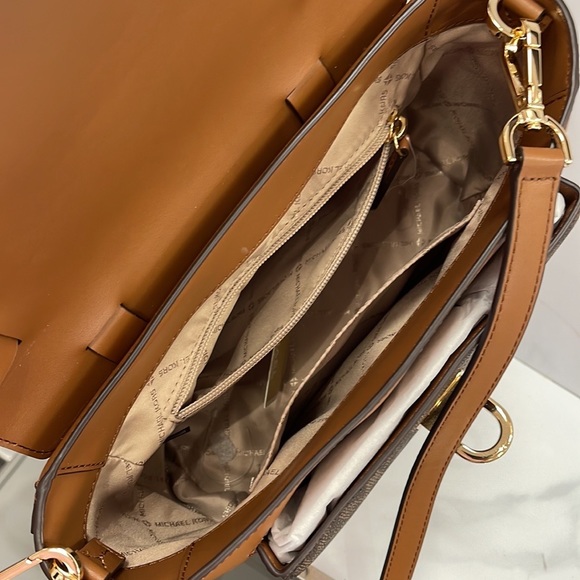 MICHAEL KORS MANHATTAN MEDIUM TOP HANDLE SCHOOL SATCHEL CROSSBODY BAG BROWN
NWT - Picture 13 of 16